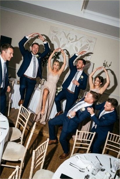 Des invités de mariage rejouent la même pose