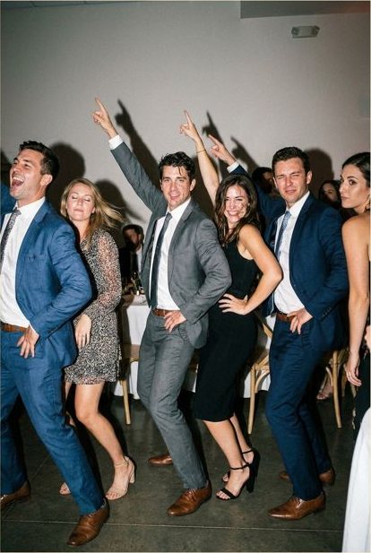 Des invités de mariage rejouent la même pose