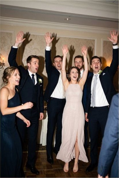 Des invités de mariage rejouent la même pose