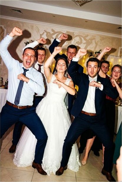 Des invités de mariage rejouent la même pose